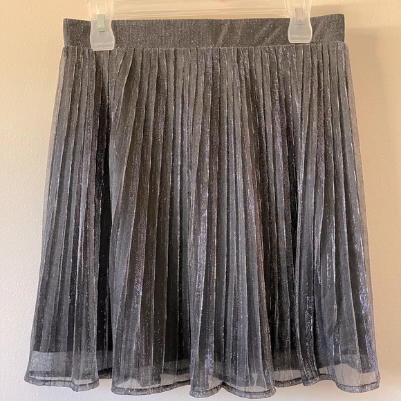 Ardene - Metallic Mini Pleated Skirt. Size: M - Picture 1 of 4